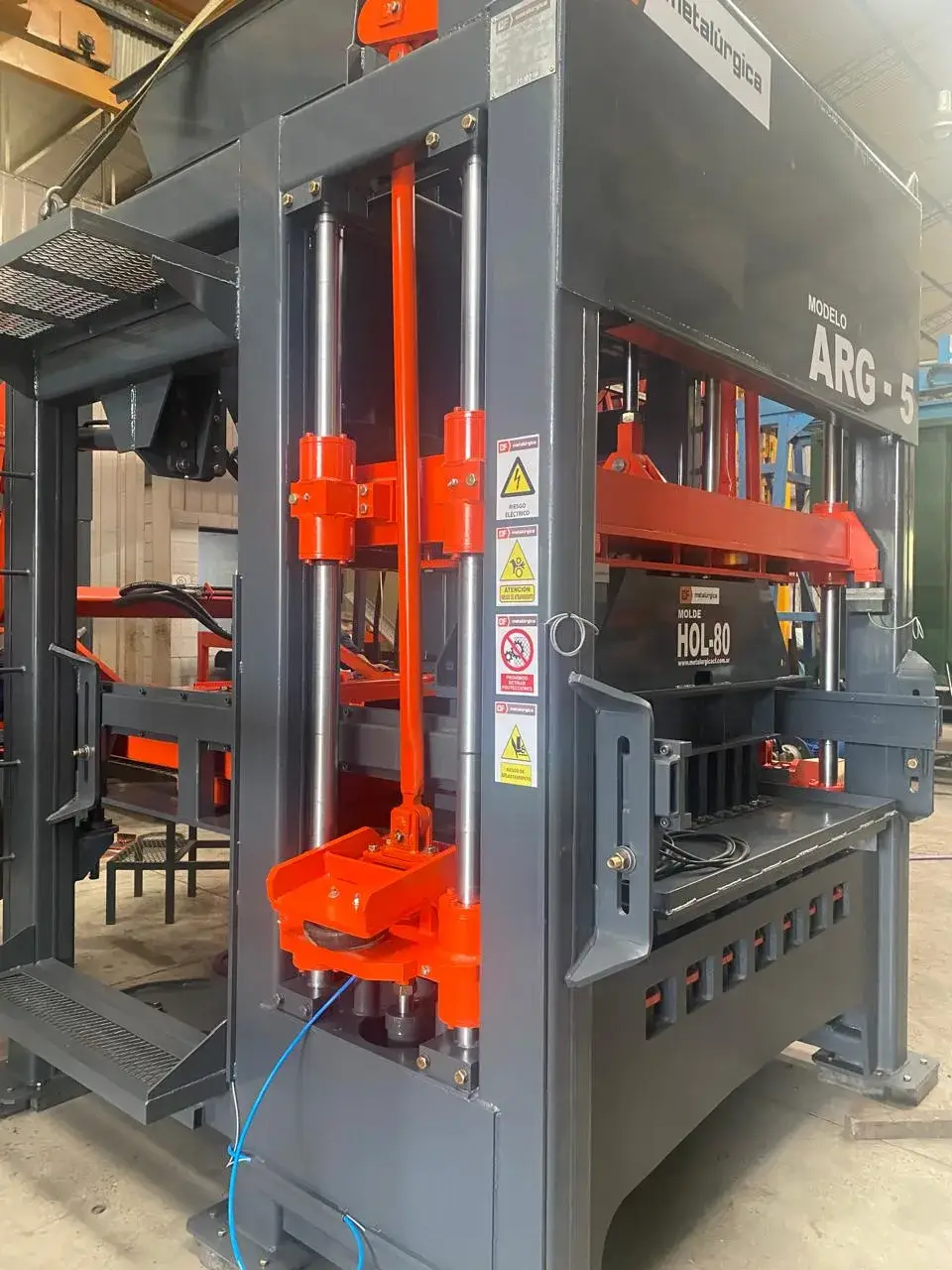 Galeria de fotos de la máquina bloquera automática ARG-5 de Metalúrgica CF, Argentina