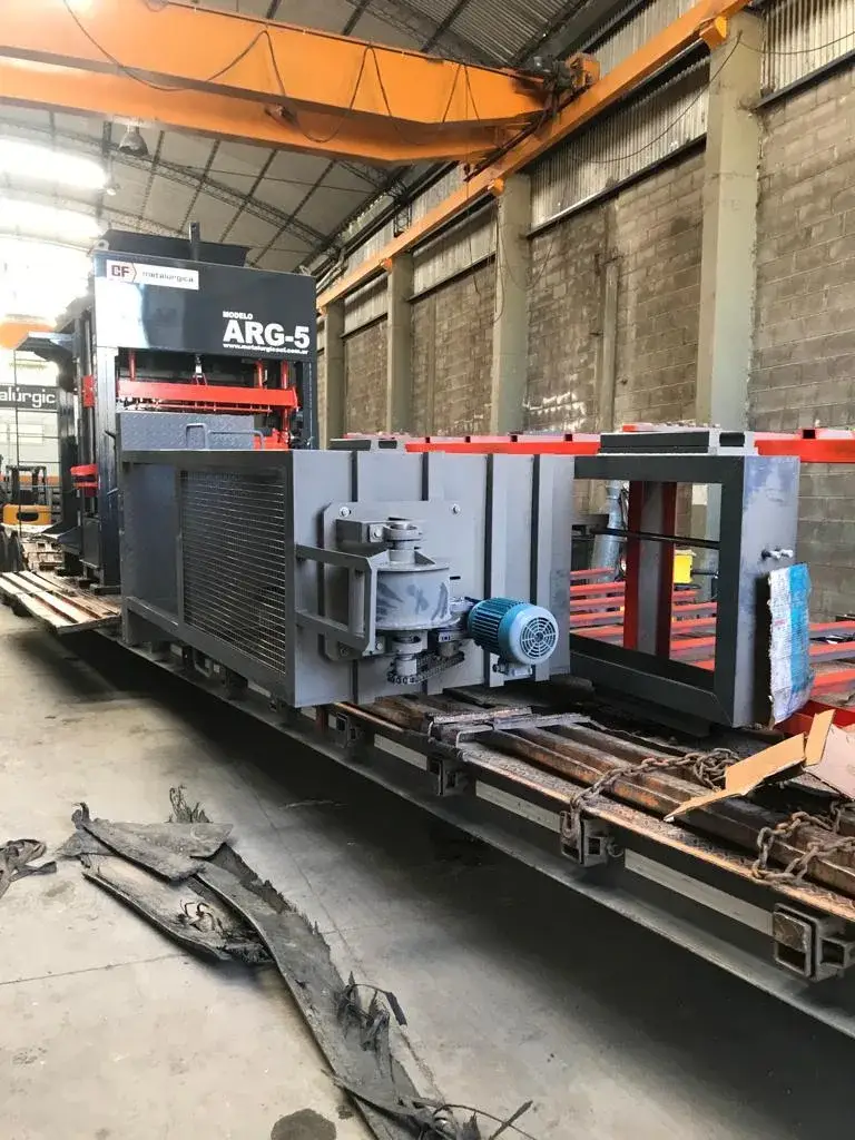 Galeria de fotos de la máquina bloquera automática ARG-5 de Metalúrgica CF, Argentina
